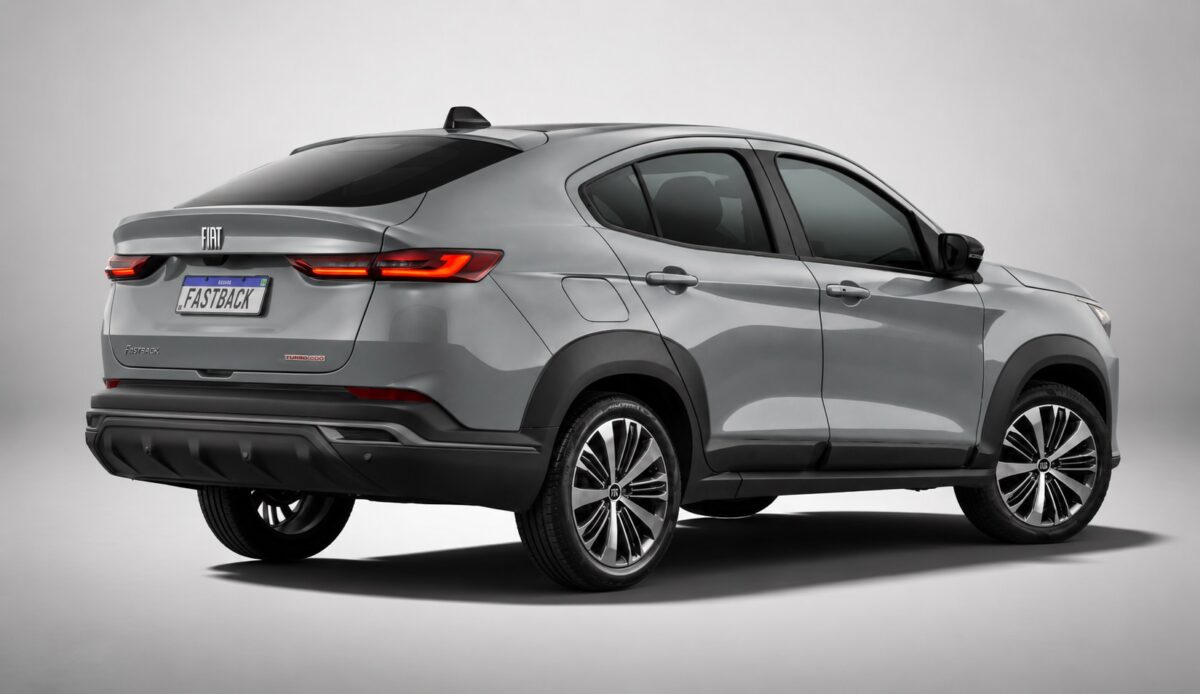 Fiat Fastback 2027 cinza visto pela traseira
