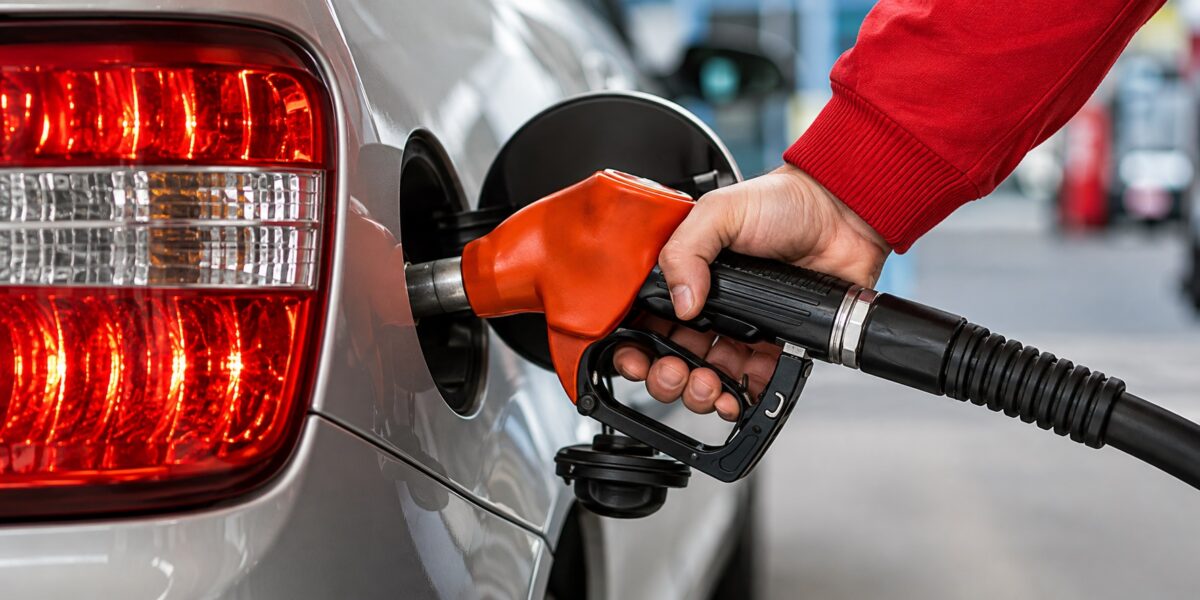 Cheiro de gasolina dentro do carro: 7 causas e quando é melhor parar o veículo