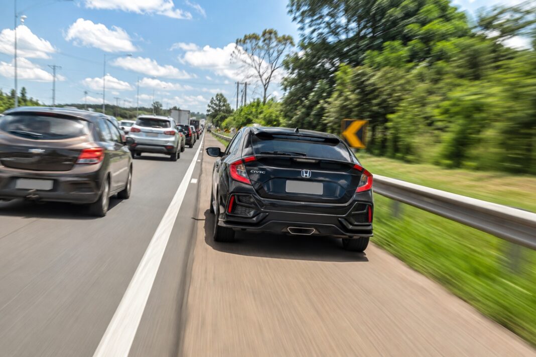 Multa por andar no acostamento: valor, pontos e 6 situações que confundem motoristas Multa por andar no acostamento: valor, pontos e 6 situações que confundem motoristas