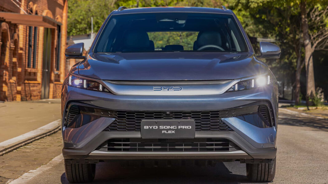 BYD lança Song Pro 2027 com motor híbrido flex, novo visual e preços a partir de R$ 176.990