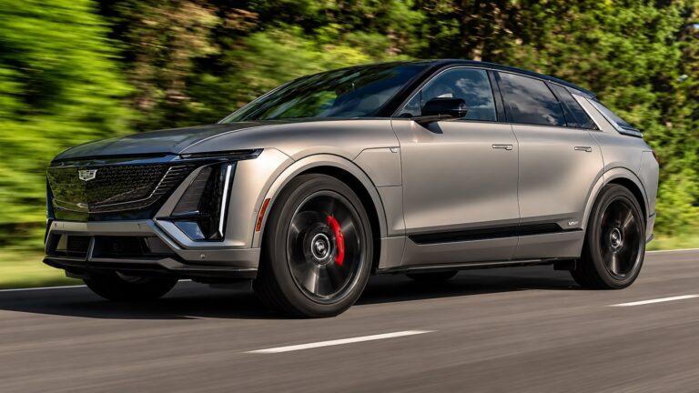 Cadillac Lyriq elétrico em movimento na estrada