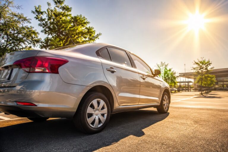 Carro estacionado no sol durante dia de calor intenso