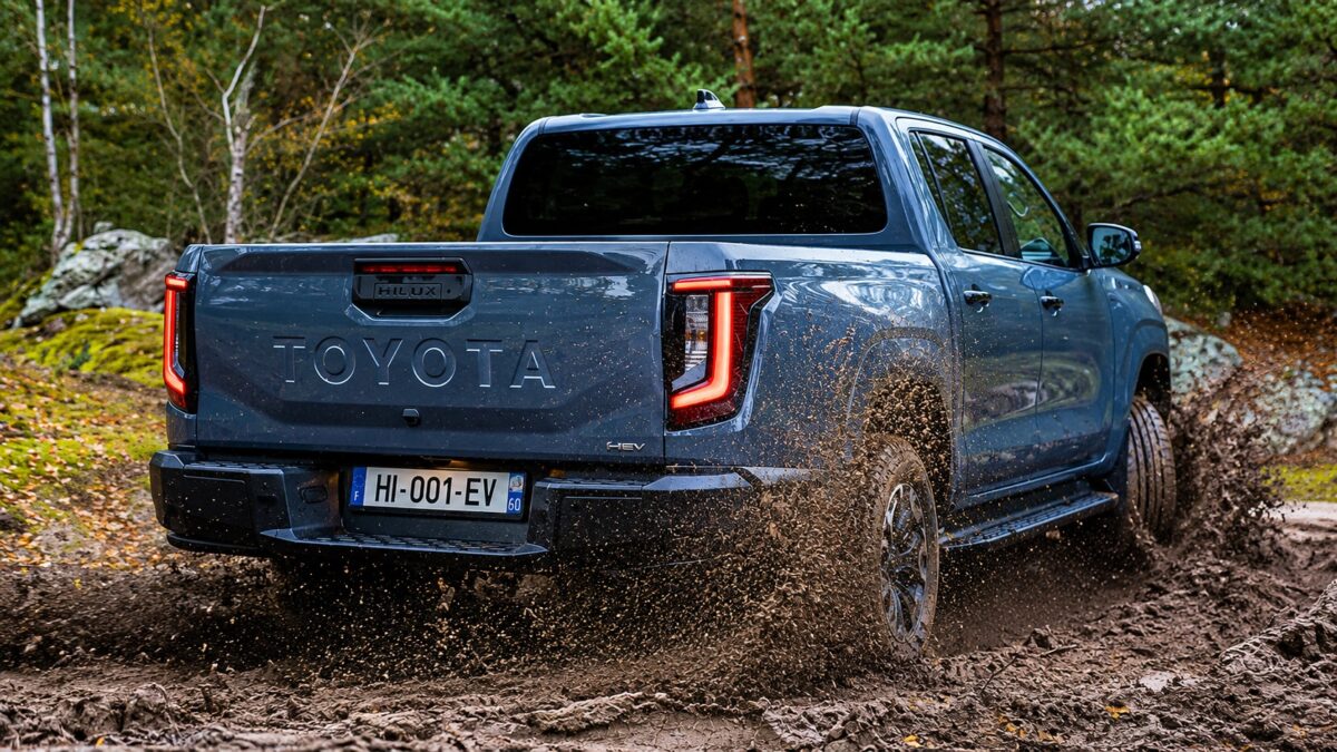 Traseira da nova Toyota Hilux em percurso off-road