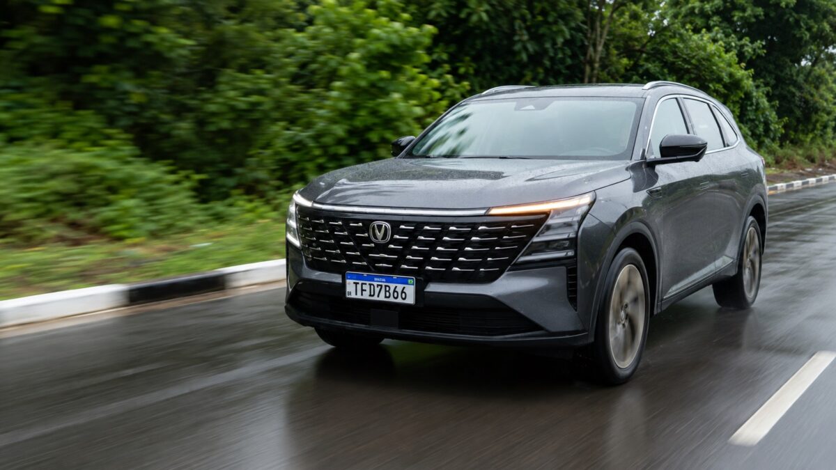 CAOA Changan CS75 em movimento em estrada molhada