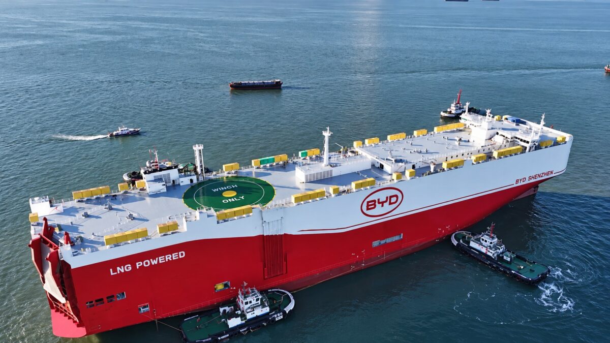 Navio BYD Shenzhen navegando com rebocadores ao redor