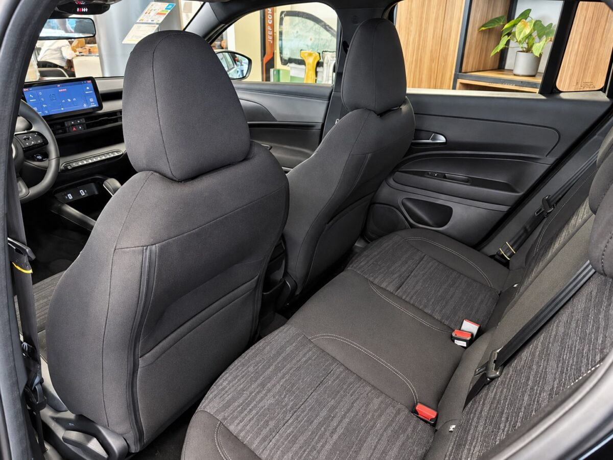 Espaço traseiro e bancos do Jeep Avenger Altitude