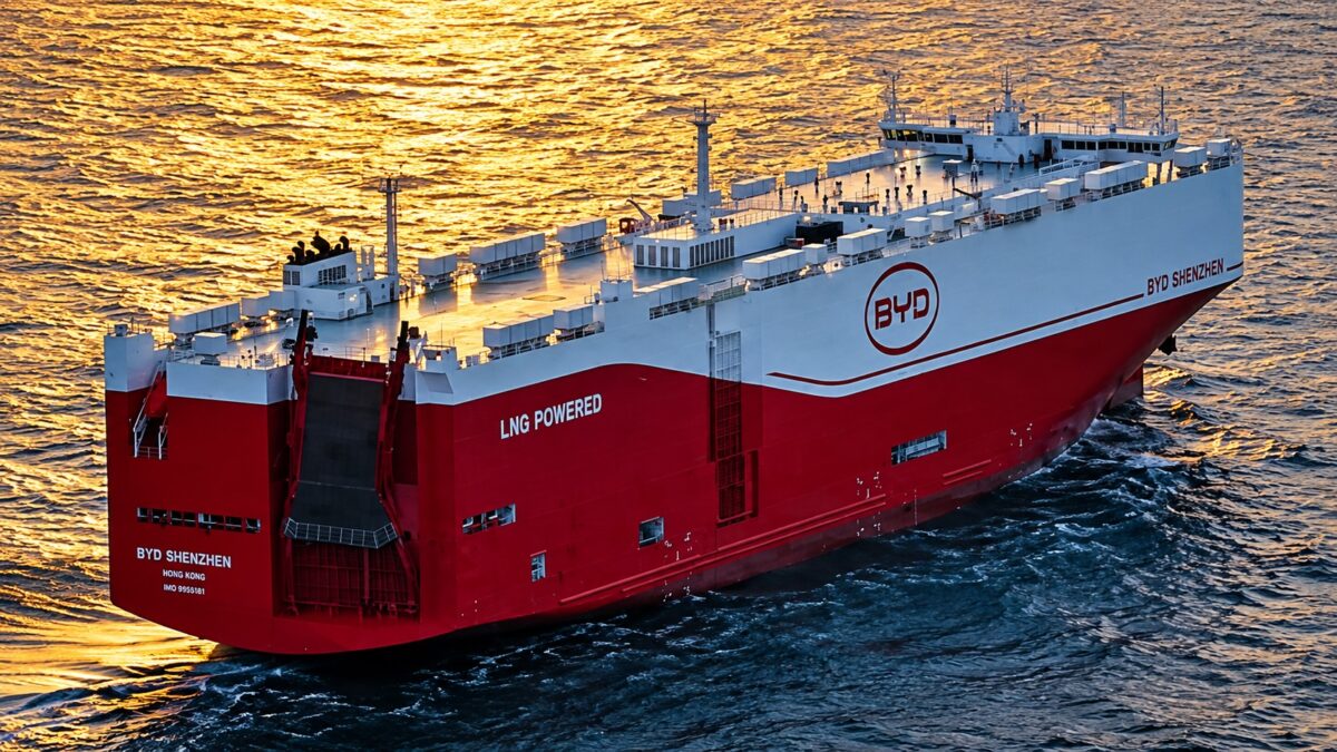Navio BYD Shenzhen navegando durante o pôr do sol