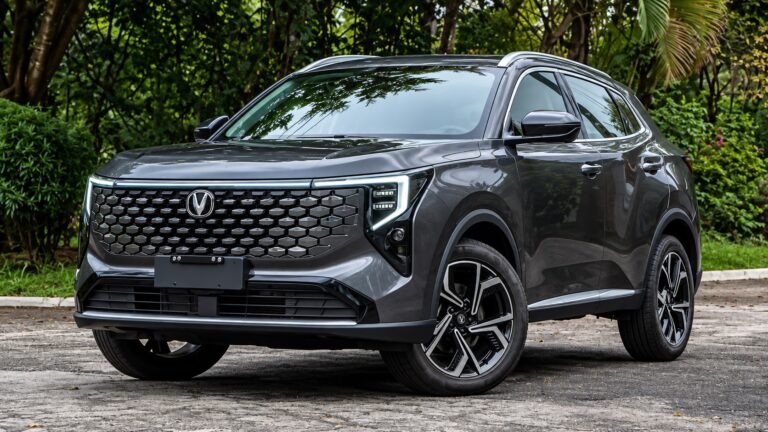 CAOA Changan CS55 2027 cinza visto de frente