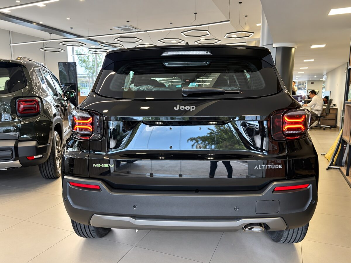 Traseira do Jeep Avenger Altitude MHEV preto em concessionária