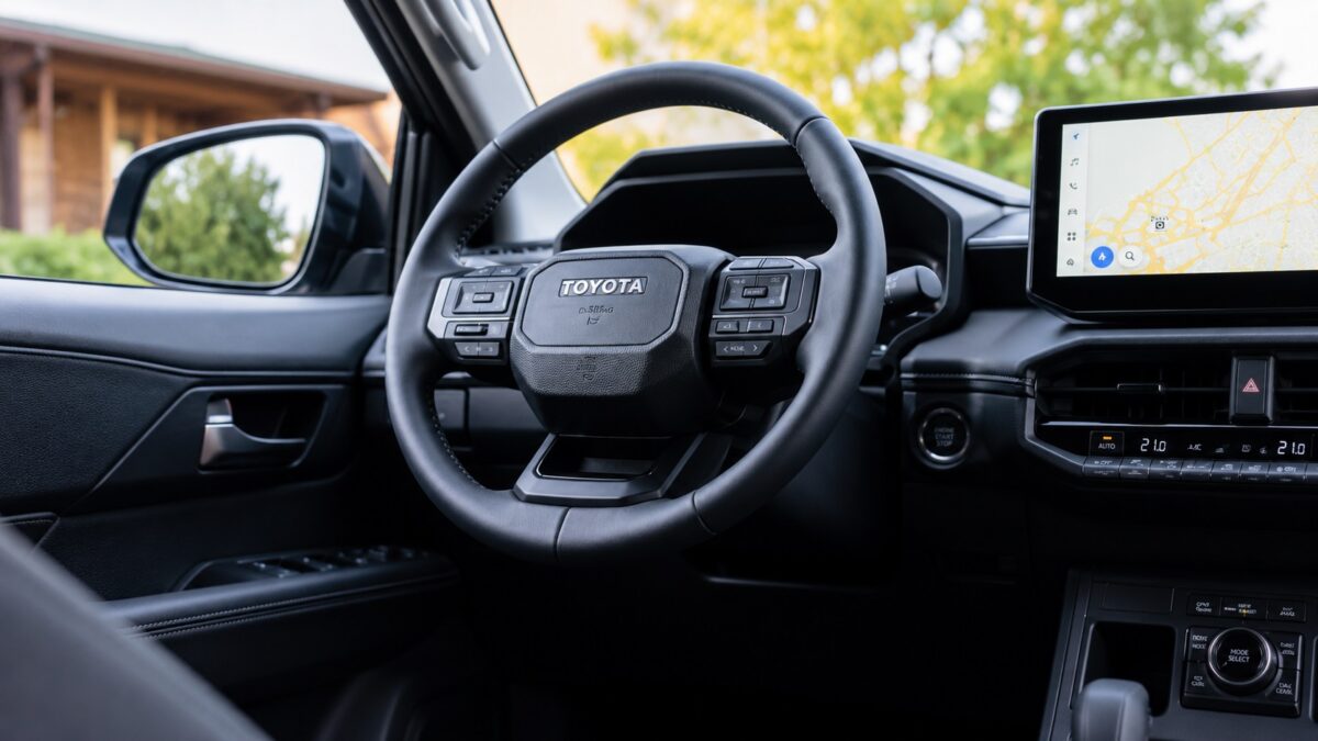 Interior da nova Toyota Hilux com painel digital e multimídia