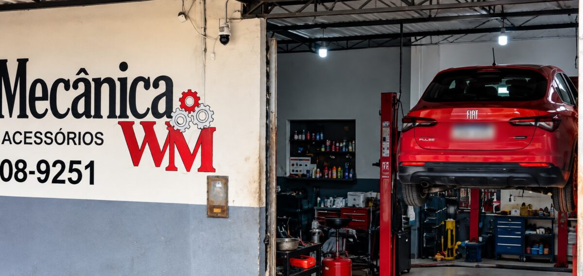 Carro no elevador da oficina WM para manutenção mecânica