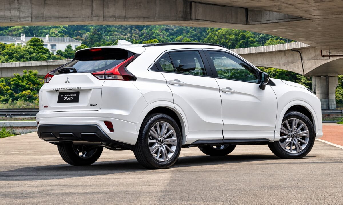 Mitsubishi Eclipse Cross GLS 2027 branco visto pela traseira